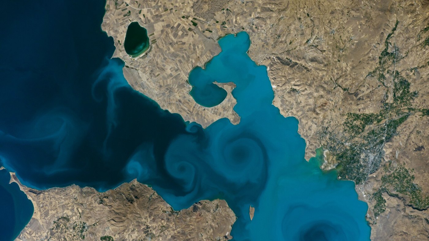 Ancient Lakes: Lake Van and the Deep History of the Earth's Reservoirs