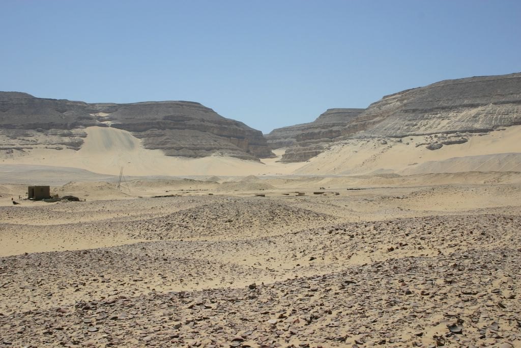 Umm el-Kaab near Abydos: sandy hills in the background, a desert plain covered with thousands of broken pottery shards in the foreground