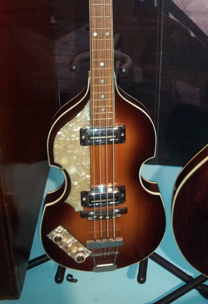 A left-handed violin-body Höfner 500/1 bass